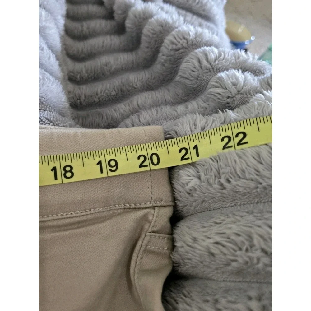 Revery Shorts 2X Womens Plus Khaki‎ Walking Stretchy High Rise NWOT